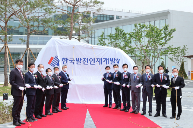 한국발전인재개발원 개원식에서 박병석(사진 오른쪽에서 일곱번째) 국회의장과 허태정(″다섯번째) 대전시장 등이 제막식을 갖고 있다. 사진제공=대전시