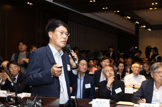 박재근 한국반도체디스플레이기술학회장이 2019년 8월 ‘일본 반도체·디스플레이 소재 수출 규제 대응 토론회’에서 영향을 분석하고 대안을 발표하고 있다.