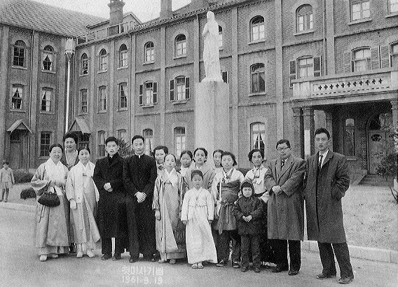 1961년 3월19일 첫 미사 후 기념촬영 하는 정진석(사진 왼쪽에서 5번째) 추기경의 모습./연합뉴스