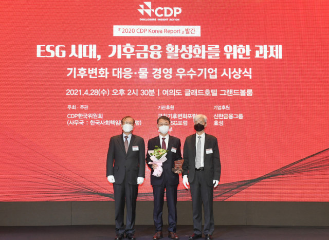 28일 서울 여의도 글래드호텔에서 열린 CDP 기후변화 대응 우수기업 시상식에서 피광희(가운데) DL이앤씨 담당임원이 최우수 기업 인증을 수상하고 장지인(오른쪽) CDP 한국위원회 위원장, 양춘승(왼쪽) 부위원장과 기념 촬영을 하고 있다. /DL이앤씨 제공