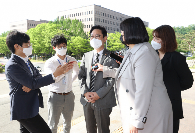 박범계 법무부 장관이 지난 26일 정부과천청사 법무부로 출근하며 취재진의 질문에 답하고 있다.