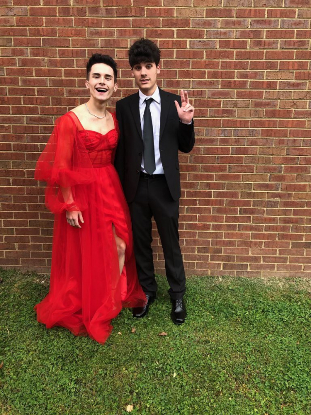 지난 27일 미국에서 열린 한 무도회장에 붉은색 드레스를 입고 참석한 달튼 스티븐슨과 그의 남자친구 제이콥 게티맨./출처=Jacob Geittmann 트위터