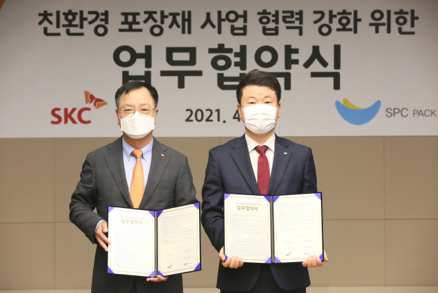 이완재(왼쪽)SKC 대표이사와 김창대 SPC팩 대표가29일 서울 종로구 SKC 본사에서 ‘친환경 포장재 사업 협력 업무협약’을 맺고 있다./사진 제공=SK