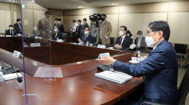 박상기 검찰총장 후보 추천위원회 위원장이 29일 오전 경기 과천시 정부과천청사 법무부에서 열린 검찰총장 후보 추천위원회에서 발언하고 있다./연합뉴스