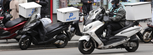 서울시내에서 한 오토바이 기사가 음식을 배달하고 있다. /연합뉴스