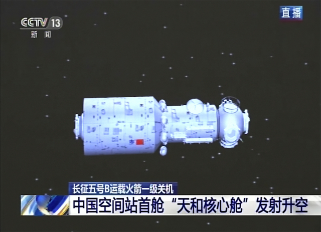 29일 중국이 발사에 성공한 중국우주정거장의 핵심 모듈 ‘톈허’의 그래픽 이미지가 관영 CCTV에 방송되고 있다. /AP연합뉴스