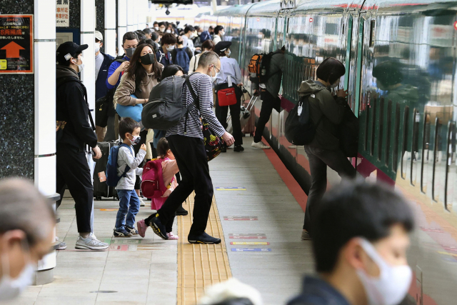 일본의 '골든위크'(황금 연휴)가 시작된 29일 도쿄의 한 기차역 승강장이 승객들로 붐비고 있다./교도연합뉴스