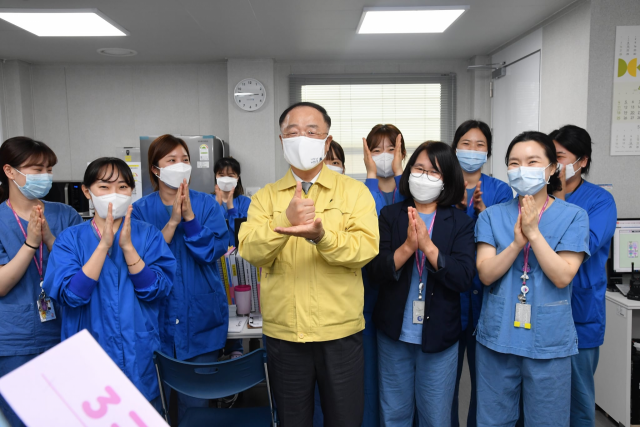 홍남기 국무총리 직무대행 겸 경제부총리가 29일 서울 중구 국립중앙의료원 중앙예방접종센터를 방문했다./사진출처=홍남기 국무총리 직무대행 페이스북