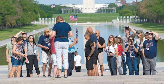 27일(현지시간) 미국 워싱턴DC 링컨기념관 ‘반사의 연못’ 앞에 마스크를 쓰지 않은 관광객들이 모여 있다./AP연합뉴스