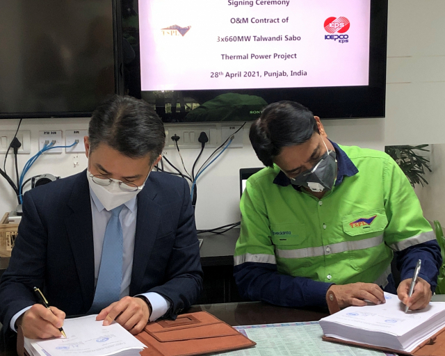 이정민(왼쪽) 한전KPS 해외발전사업처 사업운영실장이 인도 TSPL사 비카스 샤르마(Vikas Sharma) 사장과 사업 계약서에 서명하고 있다.