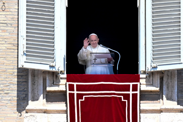 프란치스코 교황이 25일(현지시간) 바티칸의 성 베드로 광장을 굽어보는 사도궁 창가에서 일요 삼종기도를 주례하고 있다. /AFP연합뉴스