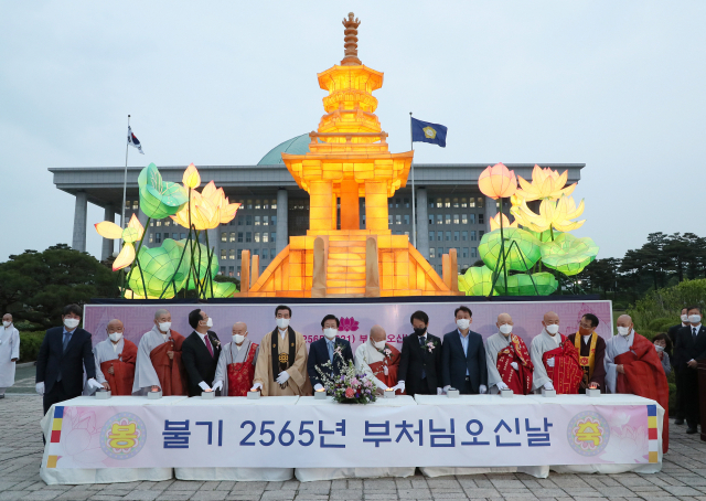 박병석(왼쪽에서 일곱번째) 국회의장이 29일 오후 국회 봉축탑 점등식에 참석했다./사진제공=국회