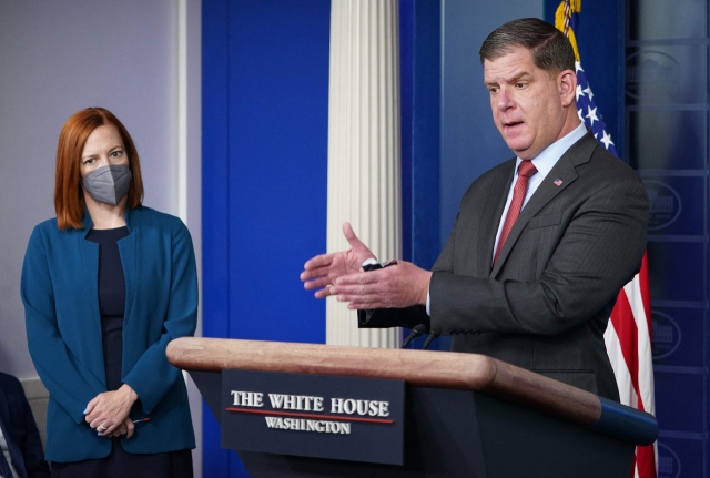 마티 월시(오른쪽) 미국 노동부 장관이 이달 2일 워싱턴DC의 백악관에서 브리핑하고 있다. /AFP연합뉴스