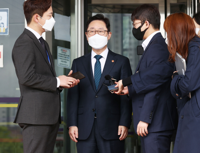 박범계 법무부 장관이 30일 오전 정부 과천청사 법무부를 나서고 있다./연합뉴스