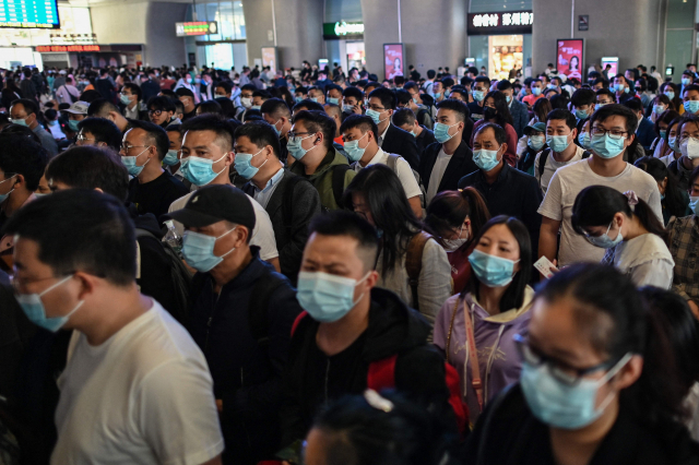 지난 29일 노동절 연휴를 보내려는 사람들이 중국 장쑤성 쑤저우역을 가득 채우고 있다. 중국 정부는 코로나 규제를 완하하며 소비 확대에 기대를 걸고 있다. /AFP연합뉴스