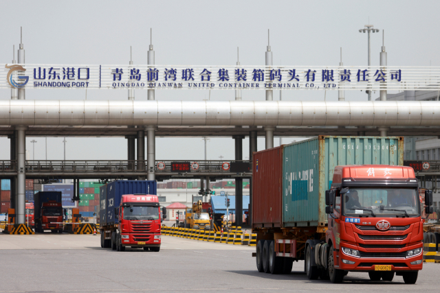 컨테이너를 실은 차량들이 중국 산둥성 칭다오항을 떠나고 있다. /로이터연합뉴스