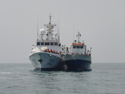 해경, 어청도 해상서 승선원 61명 태운 표류 여객선 구조