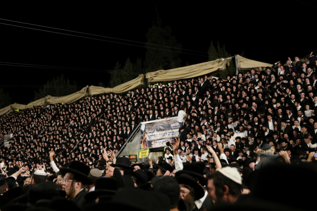 29일(현지시간) 이스라엘 메론산에서 열린 유대인 성지순례 행사에서 참가자들이 노래를 부르며 춤을 추고 있다. 이날 수만 명의 초정통파 유대인들이 전통축제인 '라그바오메르'를 즐기기 위해 이곳에 모였다. /로이터연합뉴스
