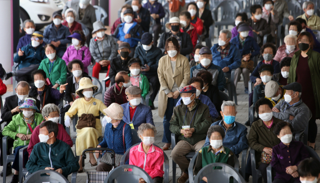 지난 28일 오전 강원 강릉아레나에 마련된 코로나19 예방접종 센터 앞에서 75세 이상 어르신들이 백신 접종을 기다리고 있다./연합뉴스