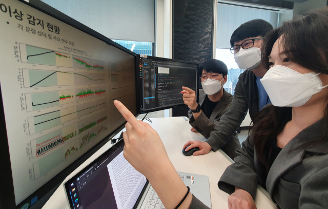 SK이노베이션 직원들이 30일 서울 종로구 SK서린빌딩에서 배터리 모니터링 데이터를 살펴보고 있다./사진 제공=SK