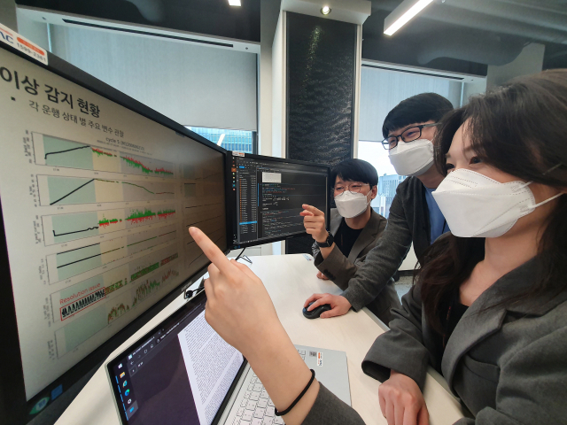 SK이노베이션 구성원들이 서울 종로구 SK서린빌딩에서 배터리 모니터링 데이터를 살펴보고 있다./사진제공=SK렌터카