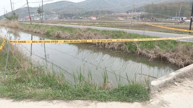 지난 21일 인천시 강화군 삼산면 한 농수로에서 흉기에 찔려 살해된 30대 여성이 발견된 농수로 현장. /연합뉴스