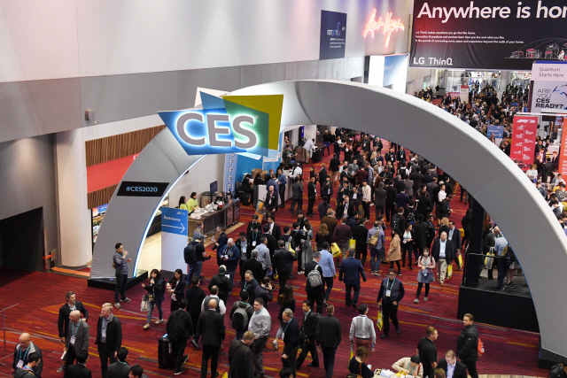 지난해 1월 7일(현지 시간) 세계 최대 가전·정보기술(IT) 전시회 'CES(Consumer Electronics Show) 2020' 열린 미국 네바다주 라스베이거스 컨벤션센터가 관람객들로 붐비고 있다./권욱기자