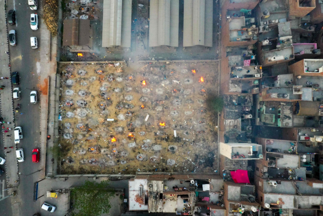 인도 뉴델리, 코로나 사망자 하루 395명…최고치 경신에 화장장 포화상태