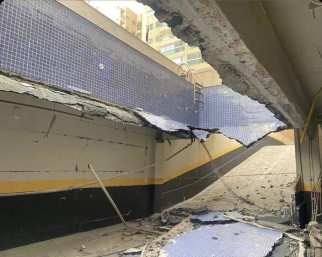 브라질 남동부 이스피리투산투 해안가에 위치한 콘도형 아파트의 수영장이 갑자기 무너져 내린 모습./출처=트위터