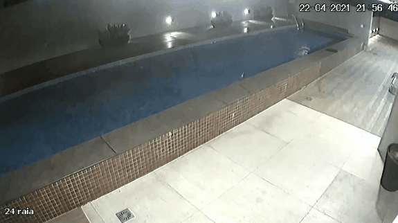 브라질 남동부 이스피리투산투 해안가에 위치한 콘도형 아파트의 수영장이 갑자기 무너져 내리는 모습./출처=reddit
