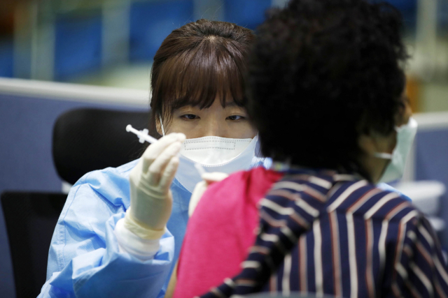 27일 오전 광주 북구 코로나19 예방접종센터에서 의료진이 75세 이상 일반인에게 화이자 백신을 접종하고 있다. /연합뉴스