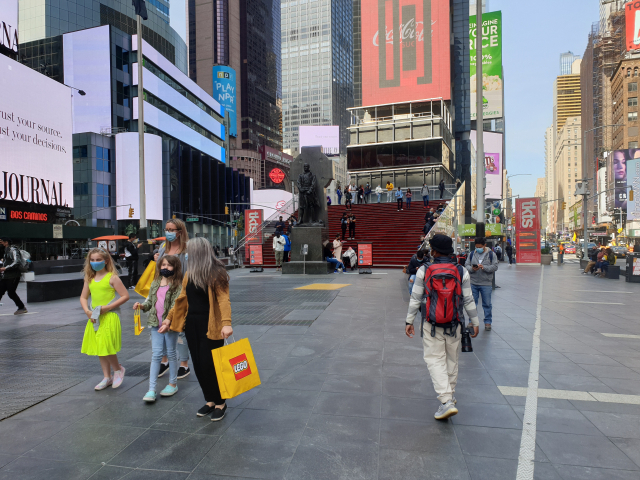 28일(현지 시간) 뉴욕 맨해튼의 타임스퀘어를 관광객들이 지나고 있다. /뉴욕=김영필 특파원