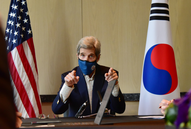 존 케리 미국 대통령 기후특사가 지난 18일 서울 시내 한 호텔에서 열린 기자간담회에서 일본의 후쿠시마 오염수 방류 결정에 대해 