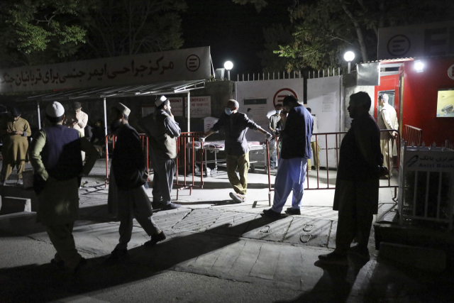 4월 30일(현지시간) 아프간 로가르주 차량 폭발 사고 관련 부상자들이 입원한 카불의 병원 앞 모습. /AP연합뉴스