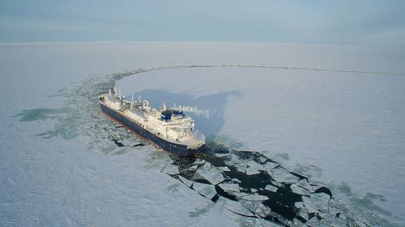 대우조선해양이 세계 최초로 건조한 쇄빙LNG선이 얼음을 깨면서 운항하고 있다./사진제공=대우조선해양