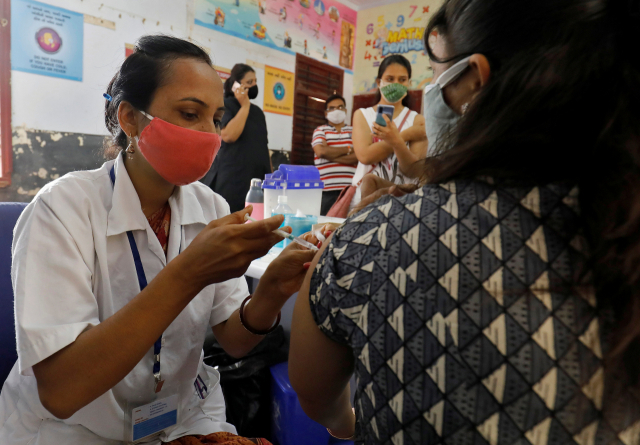 인도 서부 아마다바드 임시 백신 접종실에서 1일(현지시간) 한 여성이 코로나19 백신을 접종하고 있다. /아마다바드=로이터연합뉴스