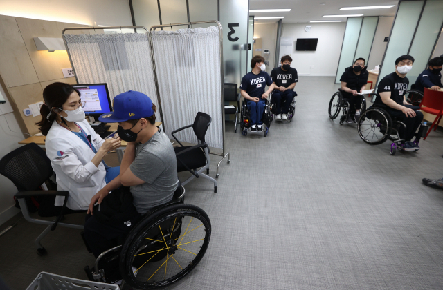 도쿄 패럴림픽에 출전하는 선수들이 지난 4월 30일 국립중앙의료원 코로나19 중앙접종센터에서 백신을 맞고 있다. /연합뉴스