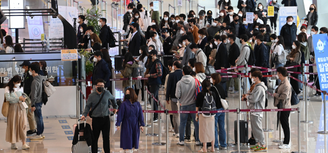 어린이날을 비롯한 징검다리 연휴가 시작된 30일 오전 서울 강서구 김포국제공항 국내선 출발층이 탑승수속을 하려는 여행객들로 붐비고 있다./성형주기자