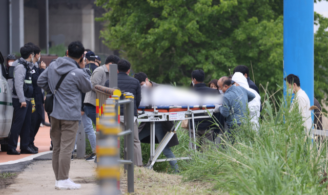 지난 4월 30일 오후 서울 반포한강공원 인근 한강에서 구조대원들이 실종 엿새 만에 숨진 채 발견된 대학생의 시신을 수습하고 있다./연합뉴스
