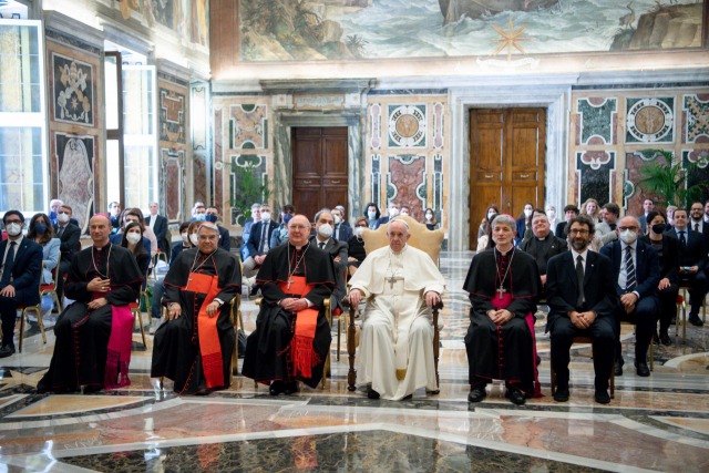 프란치스코 교황(가운데)이 4월 30일(현지시간) 바티칸시에서 다른 주교들과 함께 앉아 있다. /바티칸=EPA연합뉴스
