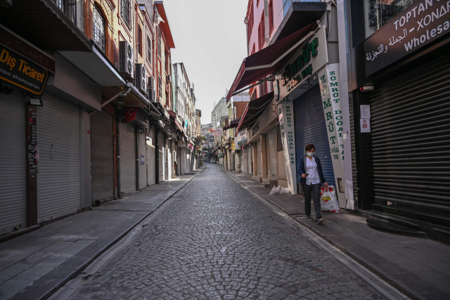 4월 30일(현지시간) 터키의 수도 이스탄불에서 한 여성이 코로나19로 인해 전면봉쇄된 한 거리를 홀로 걷고 있다. /이스탄불=AFP연합뉴스