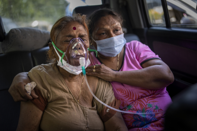 지난 4월 24일(현지시간) 인도의 수도 뉴델리에서 한 코로나19 확진환자가 차량에서 산소를 주입받고 있다. /뉴델리=AP연합뉴스