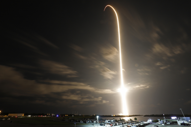 미국 우주 탐사기업 스페이스X의 유인 우주선 크루 드래건을 탑재한 팰컨9 로켓이 지난달 23일(현지시간) 플로리다주 케이프커내버럴의 케네디우주센터 39A 발사대를 떠나 지구 상공으로 날아가고 있다. /로이터연합뉴스