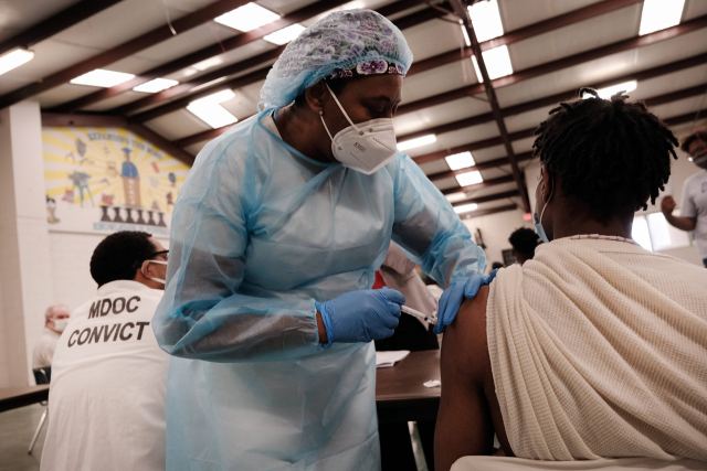 미국 미시시피에서 의료진이 코로나19 백신을 접종하고 있다./AFP연합뉴스