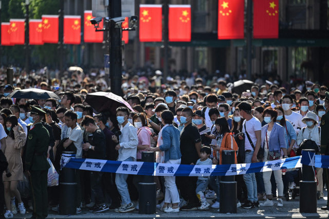 노동절 연휴 첫날인 1일 중국 상하이의 와이탄 인근 거리가 몰려든 관광객으로 몸살을 앓고 있다. /로이터연합뉴스