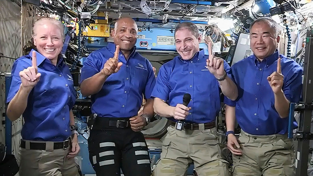 우주비행사 4명이 국제우주정거장에서 지구 귀환을 앞두고 포즈를 취하고 있다. /AFP연합뉴스