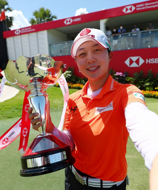 김효주가 2일 HSBC 월드 챔피언십에서 우승한 뒤 트로피를 들고 '셀카'를 찍고 있다. /출처=LPGA 인스타그램