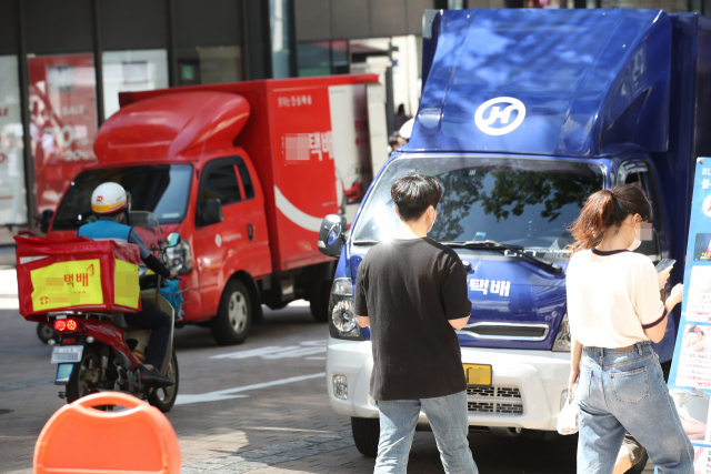 지난해 9월 서울의 한 거리에서 배송을 위해 택배 차량들이 정차되어 있는 모습. /연합뉴스