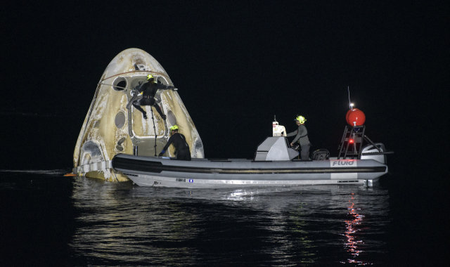 미국 우주탐사 기업 스페이스X의 유인 우주선 ‘크루드래건’이 2일(현지 시간) 미국 플로리다주 인근 멕시코만에 야간 착수(着水)하자 지원팀이 살펴보고 있다. 크루드래건은 국제우주정거장(ISS)에 체류하던 미 항공우주국(NASA) 소속 마이클 홉킨스 등 우주비행사 4명을 태우고 6시간 30분간을 비행한 끝에 지구로 돌아왔다. 미국에서 유인 우주선이 야간 해상 귀환한 것은 지난 1968년 아폴로 8호 이후 53년 만이다.