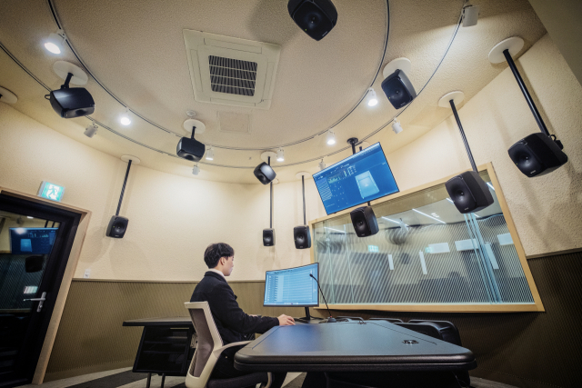 국내 첫 입체음향 음악 스튜디오인 서울 서초구 사운드360에서 엔지니어가 작업을 하고 있다. 부스 전체에 설치된 16개의 스피커가 눈에 띈다. /사진제공=사운드360